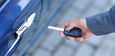 黔西南汽车钥匙锁在车里了怎么办？如何开汽车锁